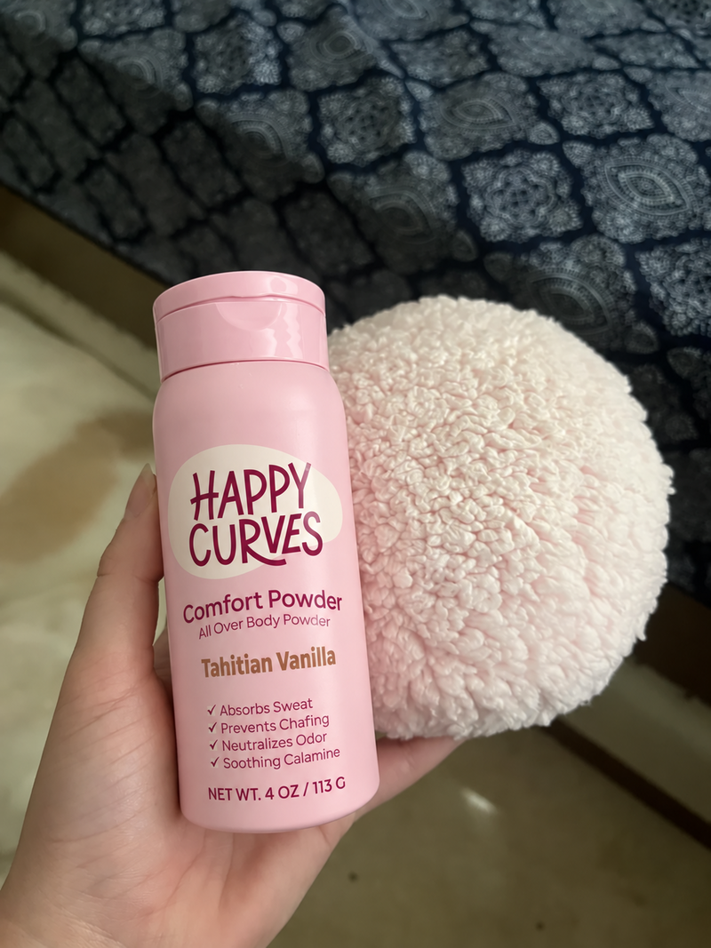 Happy Curves customer holding Tahitian Vanilla Comfort Powder and puff